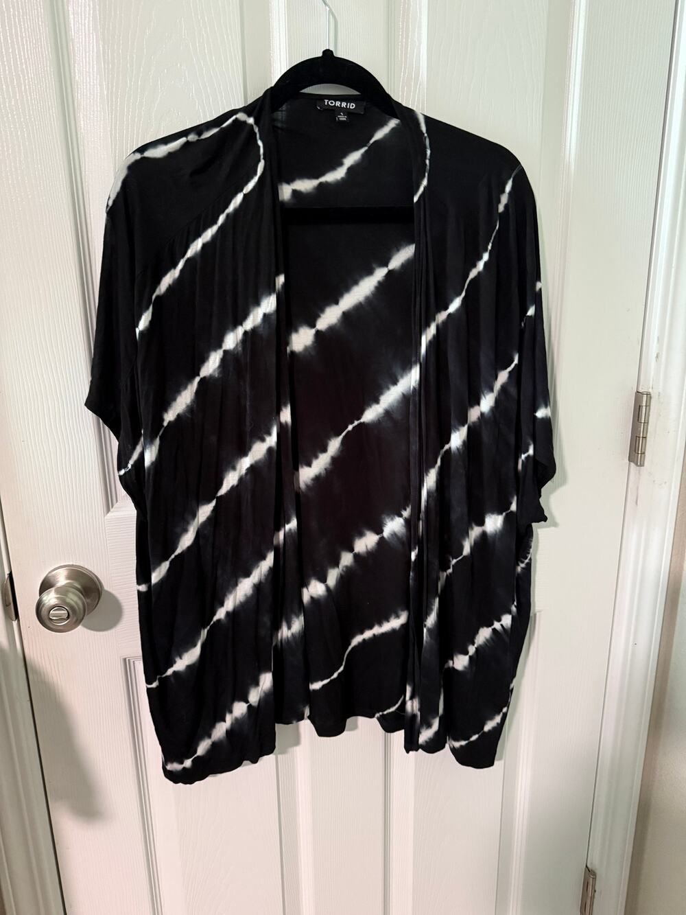Torrid Black and White Tie Dye Cardigan Size 1